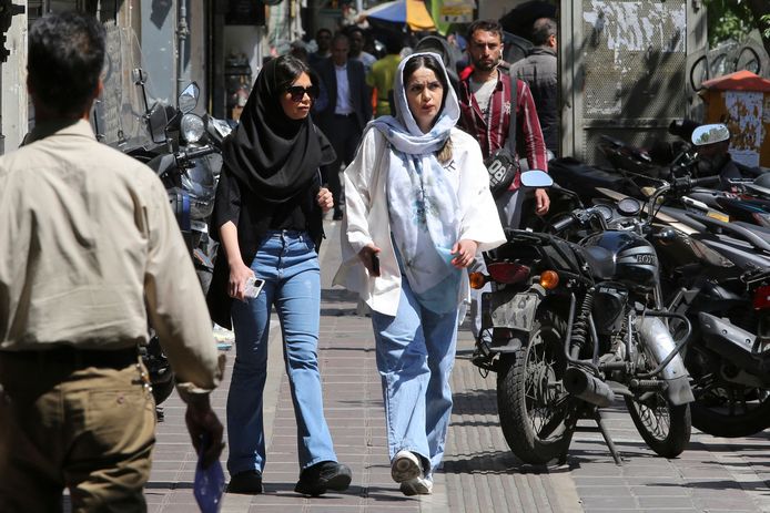 Twee vrouwen in de Iraanse hoofdstad Teheran met hoofddoek op.