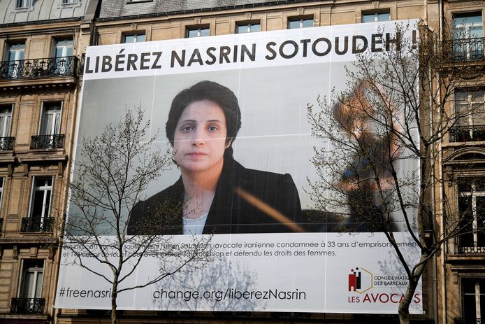 Een enorm spandoek met daarop het portret van mensenrechten advocate Nasrin Sotoudeh hangt aan een pand  in Parijs. De Iraanse zit vast in haar vaderland en de Franse Orde van Advocaten eist haar vrijlating. Ook president Macron houdt zich bezig met de zaak.