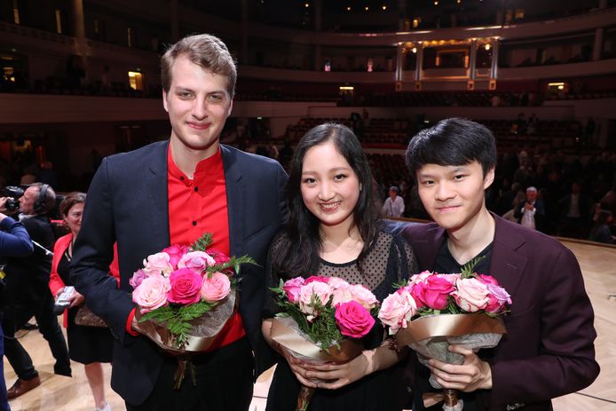 V.l.n.r. Marcel Johannes Kits, Hayoung Choi  en Yibai Chen op het podium van Bozar na de uitreiking van de prijzen. (04/06/22)