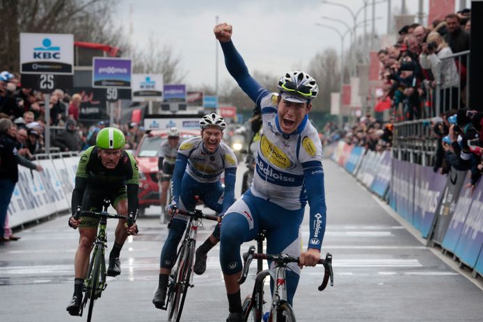 Een van de mooiste momenten: Wallays wint Dwars door Vlaanderen 2015 voor ploegmaat Theuns, Van Baarle en Kwiatkowski.