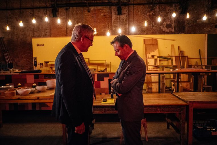 Bart De Wever en Kris Peeters in de coulissen van het Zuiderpershuis, voor aanvang van het Lijsttrekkersdebat in Antwerpen. Beeld Wouter Van Vooren