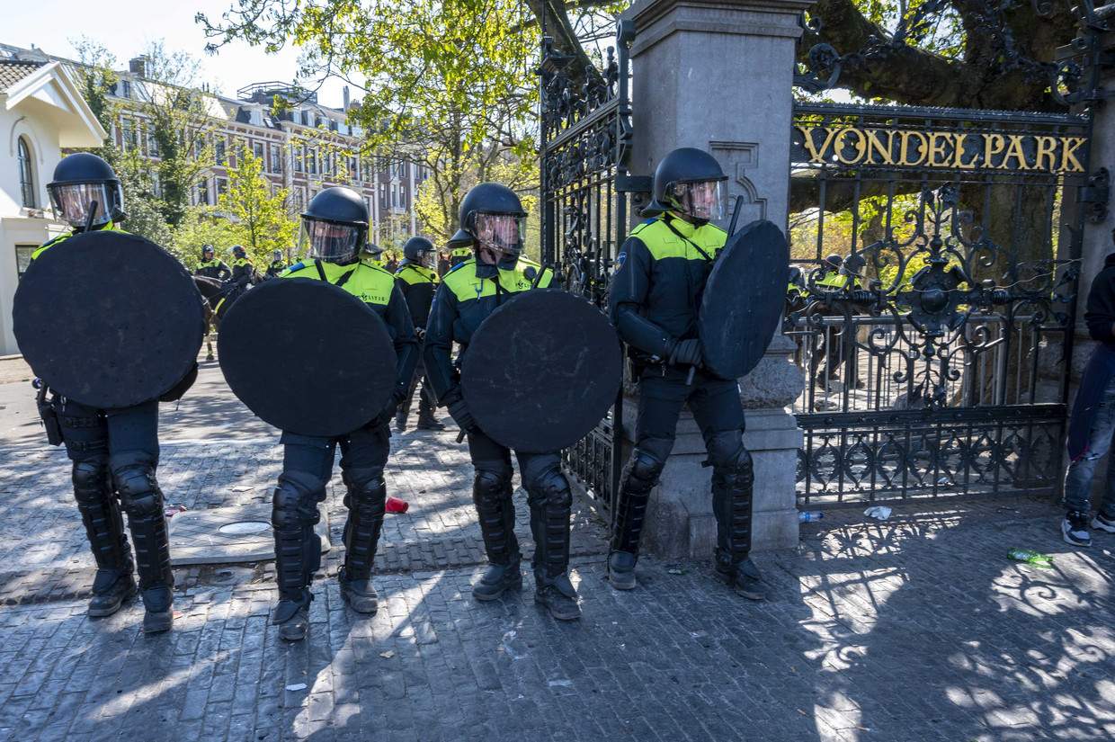 Het Vondelpark werd afgesloten wegens grote drukte. Iedereen moest het park verlaten. Vervolgens greep de ME in.  Beeld ANP