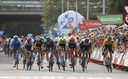 Teunissen (rechts in beeld) sprint naar etappezege