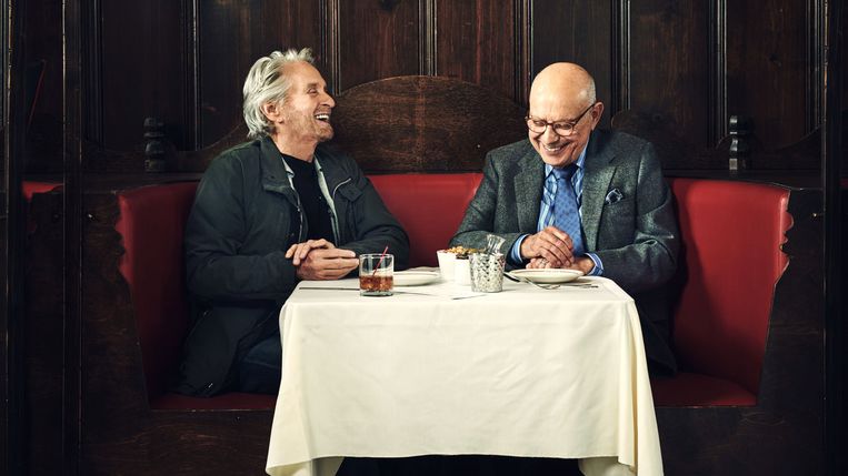 Michael Douglas & Alan Arkin in ‘The Kominsky Method’. Beeld 