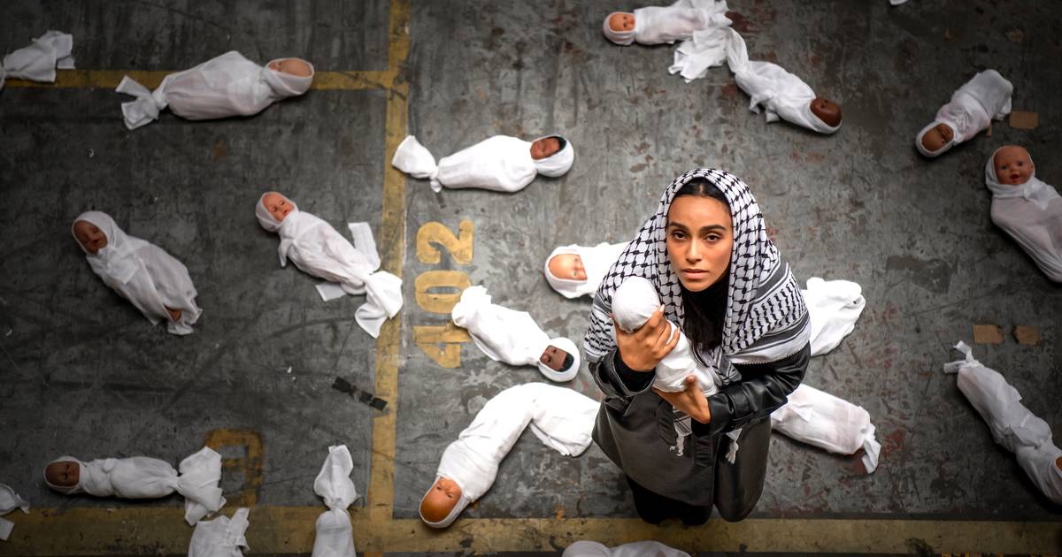 Noura Gharib in a protest photo against the war in Gaza: “5,000 dead children.”  That’s 5000 is too much.”  Instagram VTM News