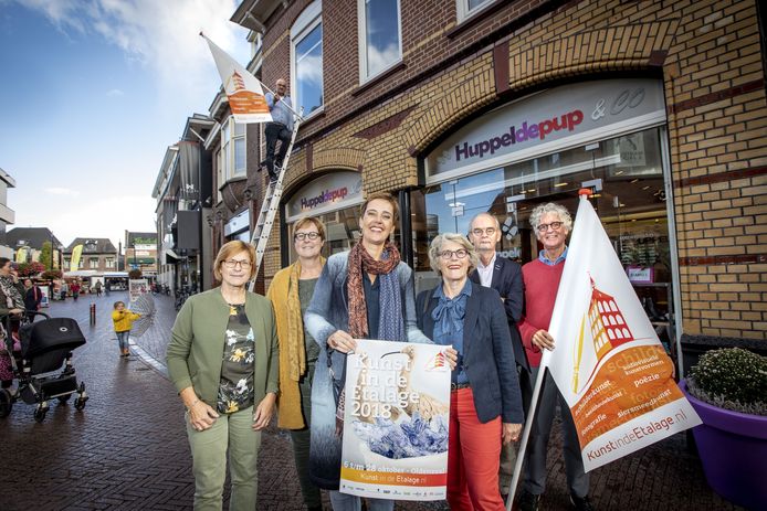 De organisatie van Kunst in de etalage: (vlnr) Jolanda Boekholt, Anja Borggreve, Hedwig de Bruijn, Truus Kunne, Marcel Snijders, Bart Assen en  Frank Hermelink (op de ladder).