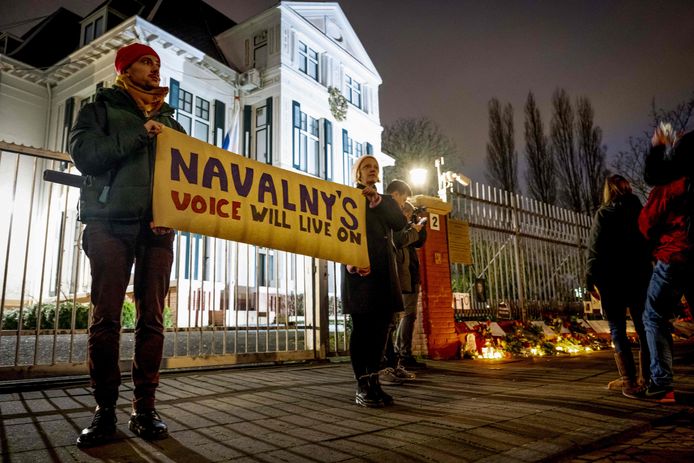 Mensen herdenken Navalny voor de Russische ambassade in Den Haag. (16/02/24)