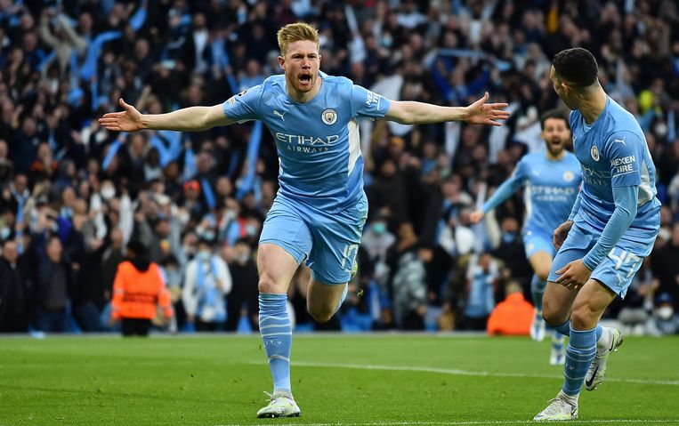Kevin De Bruyne van Manchester City (midden) viert de openingstreffer tegen Real Madrid. (26/04/2022) Beeld ANP / EPA