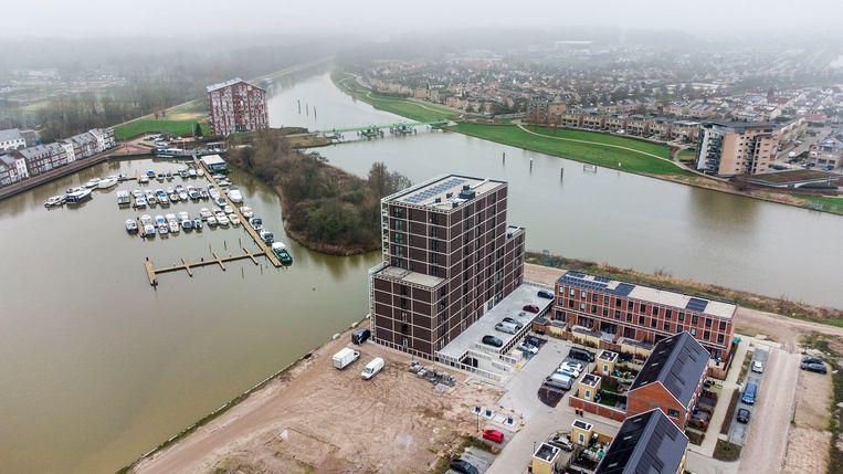 De Silo in Dronten, een appartementencomplex 'met industriële kenmerken die refereren aan de graansilo die er voorheen stond’. Beeld Arie Kievit