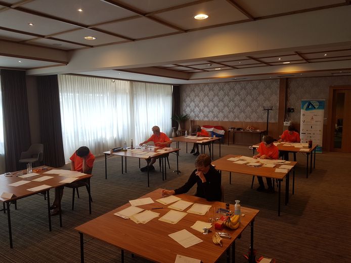 De deelnemers zaten soms uren de wiskundesommen op te lossen.