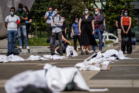 In Milaan gooiden enkele honderden jonge huisartsen en studenten hun witte kledij op de grond.