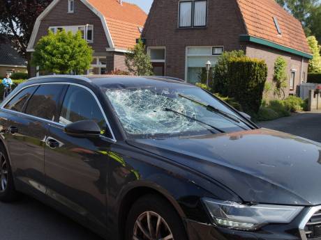 Fietser klapt op voorruit van auto op de Heistraat in Sprang-Capelle