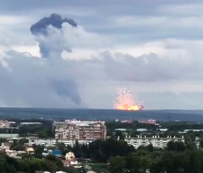 Verschillende explosies zorgden voor een een gigantische brand in de munitieopslagplaats. Bewoners van de stad Atsjinsk moeten veiliger oorden opzoeken.