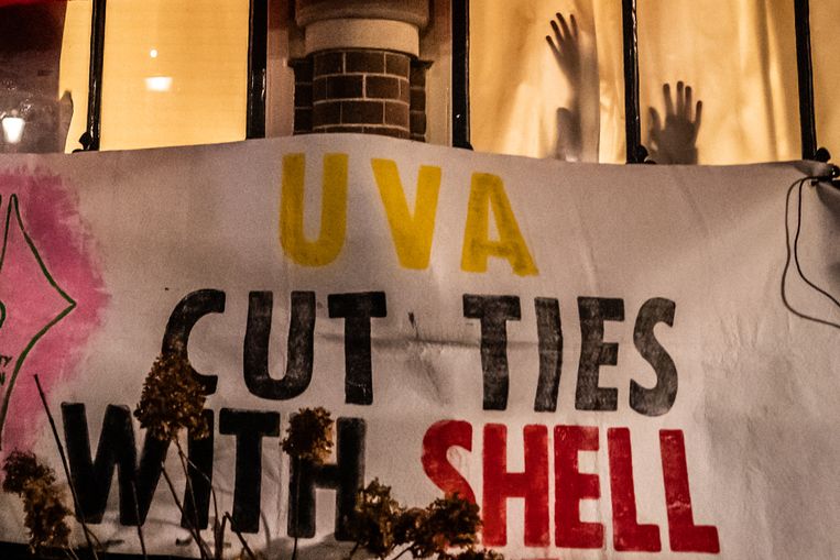 Protest op 16 januari, tegen de banden van de UvA met de fossiele industrie. Beeld Joris van Gennip