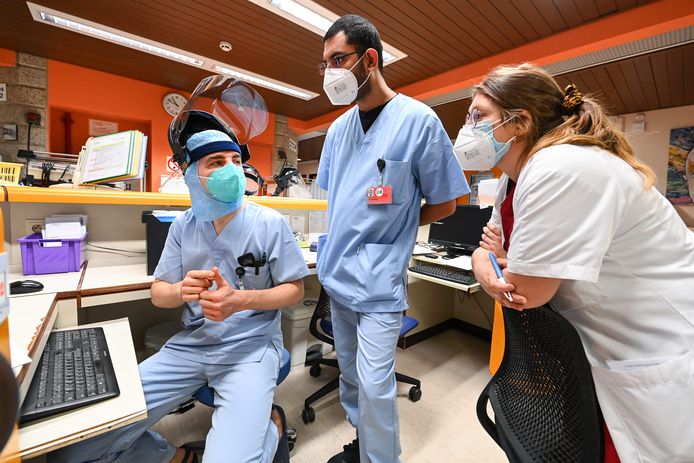 Ziekenhuispersoneel met mondmasker op. Een Gents ziekenhuis laat vergaderingen van zorgpersoneel zonder mondmasker toe, en na een hoogrisicocontact hoeven gevaccineerde medewerkers er niet in quarantaine.