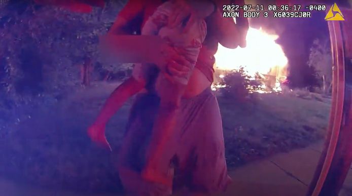 Op bodycambeelden van een hulpverlener is te zien hoe de 25-jarige Nicholas Bostic een zesjarig kind uit een brandede woning redt. Op de achtergrond is te zien hoe het huis op dat moment al in lichterlaaie staat.