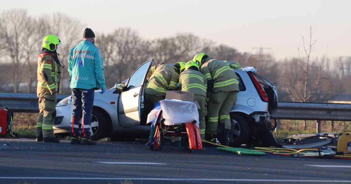 Persoon raakt bekneld in auto na ongeluk op A30 bij Barneveld, weg