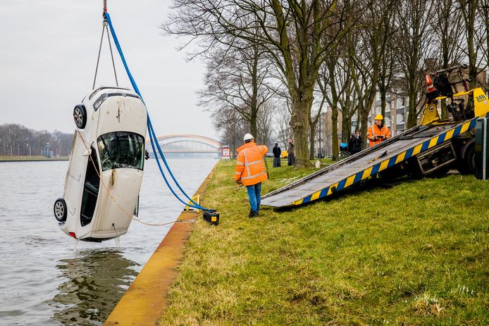 De auto is inmiddels het water uit getakeld.