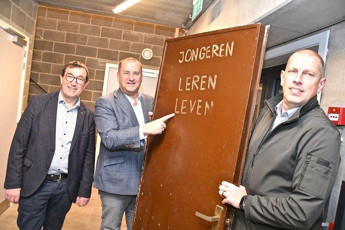 Opening jeugdhuis Jakkedoe - de stadsbestuurders braken de oude deur symbolisch open