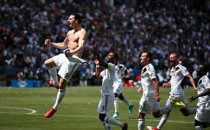 De Zweed maakt een hattrick bij zijn debuut voor LA Galaxy, onder meer door een bal vanaf de middenlijn binnen te schieten.