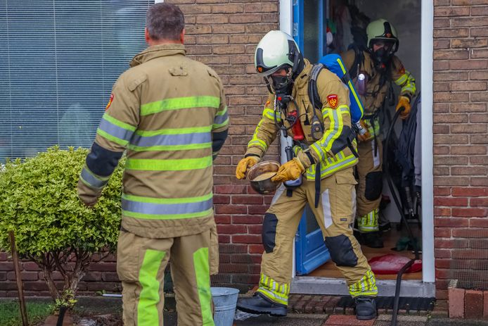 De pan is door een brandweerman uit de woning gehaald en afgeblust.