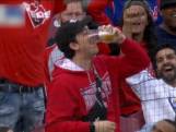 Hold my beer! Supporter ziet honkbal in zijn drankje belanden