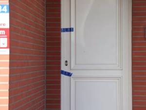 Il poignarde sa femme et son voisin après des soupçons d’adultère, les enfants prennent la fuite avant les faits