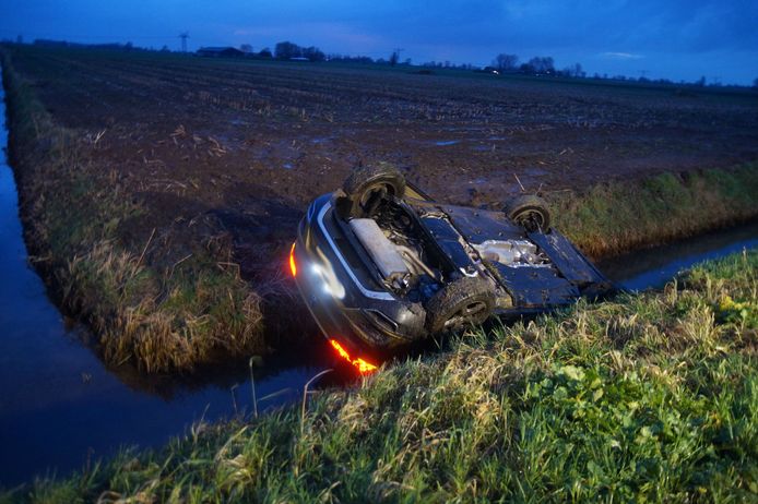 Auto in de sloot in Sprang-Capelle