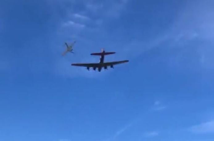 De twee vliegtuigen botsten in de lucht, terwijl duizenden mensen toekeken.