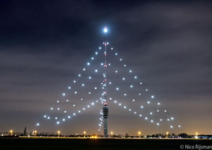 Een baken voor iedereen die rond de Kerst op weg is: de Grootste Kerstboom bij IJsselstein.