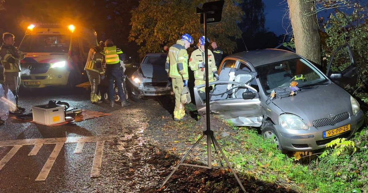 112 Nieuws: Brandweer bevrijdt vrouw uit auto na zware aanrijding in Enschede.