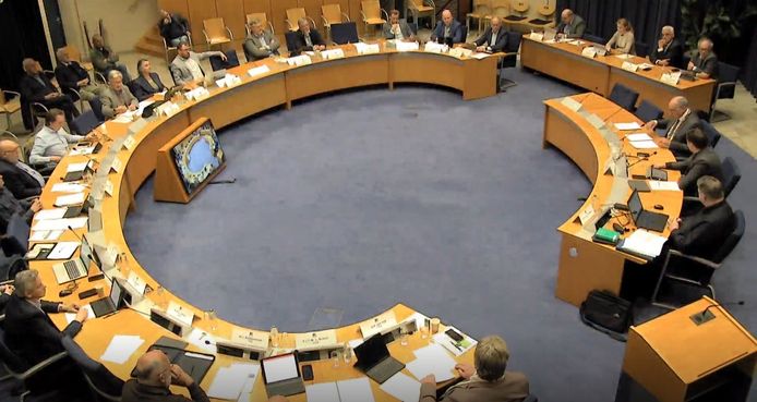 De oude gemeenteraad kwam na de verkiezingen nog bijeen om twee zware dossiers te bespreken.