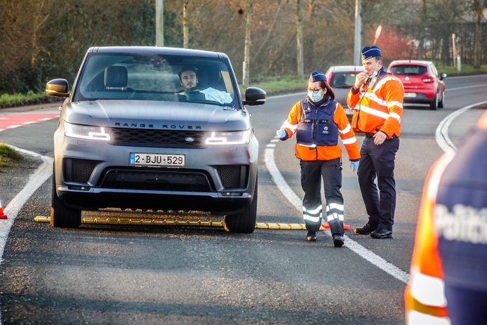 Grootschalige politiecontroles aan de snelwegen in West- en Oost-Vlaanderen, hier in Ruddervoorde aan de E403.
