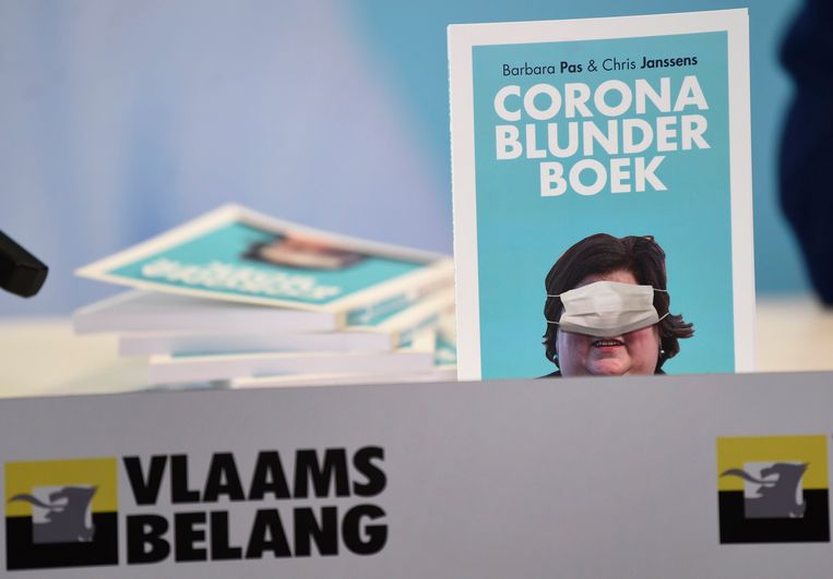 Vlaams Belang blifjt hameren op de blunders van de regering tijdens de coronacrisis – fractieleiders Barbara Pas en Chris Janssens presenteerden er afgelopen week zelfs een boek over met op de cover: Maggie De Block.  Beeld Photo News