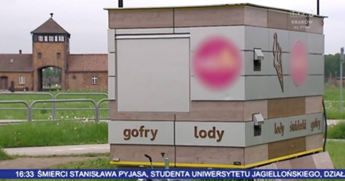 Preoccupato per il carretto dei gelati fuori Auschwitz: “Com’è possibile?”  |  al di fuori