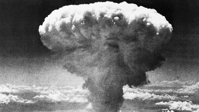 De rookpluim na de atoombom op Nagasaki in augustus 1945.