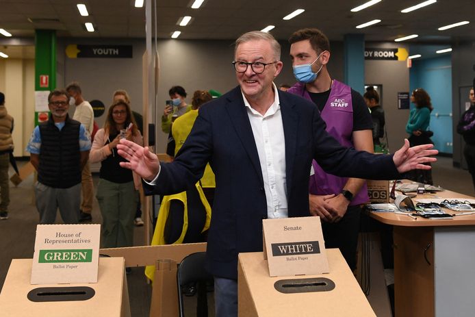 Anthony Albanese, leider van het sociaaldemocratische Labor, bij de stembussen.