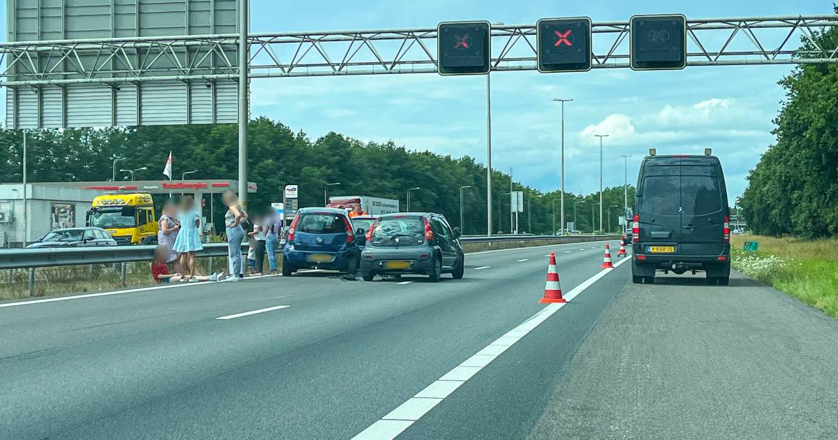 Flinke file op A1 na ongeluk met drie auto’s.