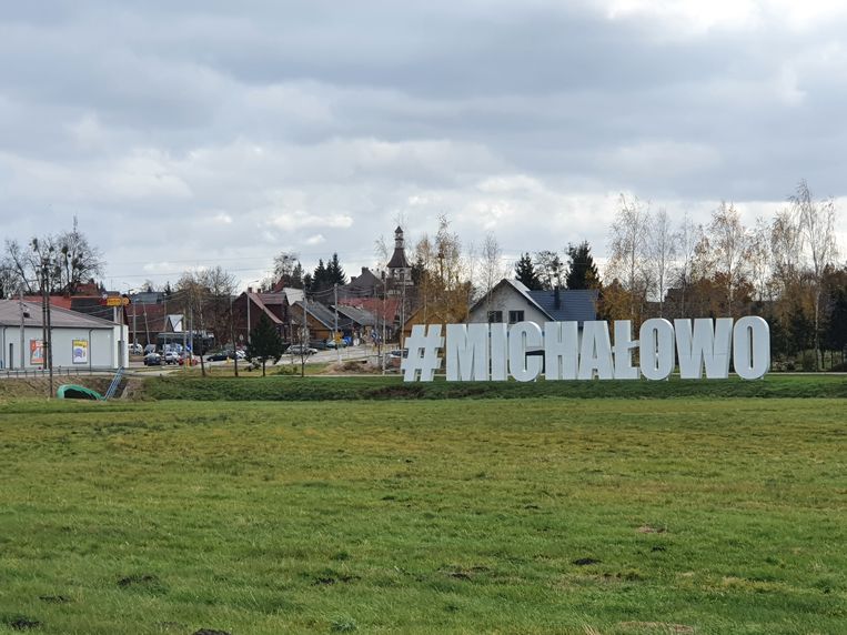 Bezoekers worden welkom geheten door metershoge letters: #MICHALOWO.
Op de achtergrond het torentje van het stadhuisje. Beeld Ekke Overbeek