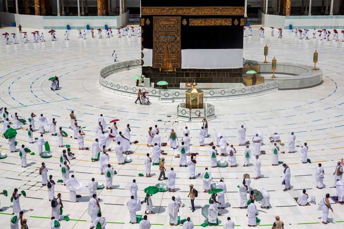 Op de hadj, de jaarlijkse pelgrimstocht voor moslims naar Mekka, houden pelgrims noodgedwongen afstand van elkaar.