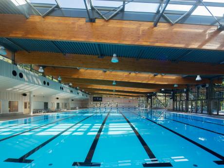 BRIEVEN | Zwembaden 19 procent open, zorgkosten blijven oplopen, extra ereschuld is 0 euro, herdenken in bos kost 1300 euro en de Taalgids