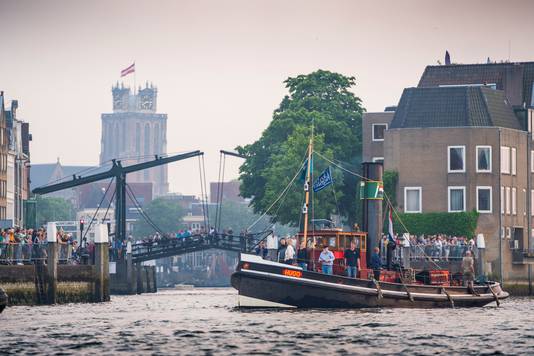 Dordtser in Stoom kan het niet, daar bij de Damiatebrug en de Grote Kerk.