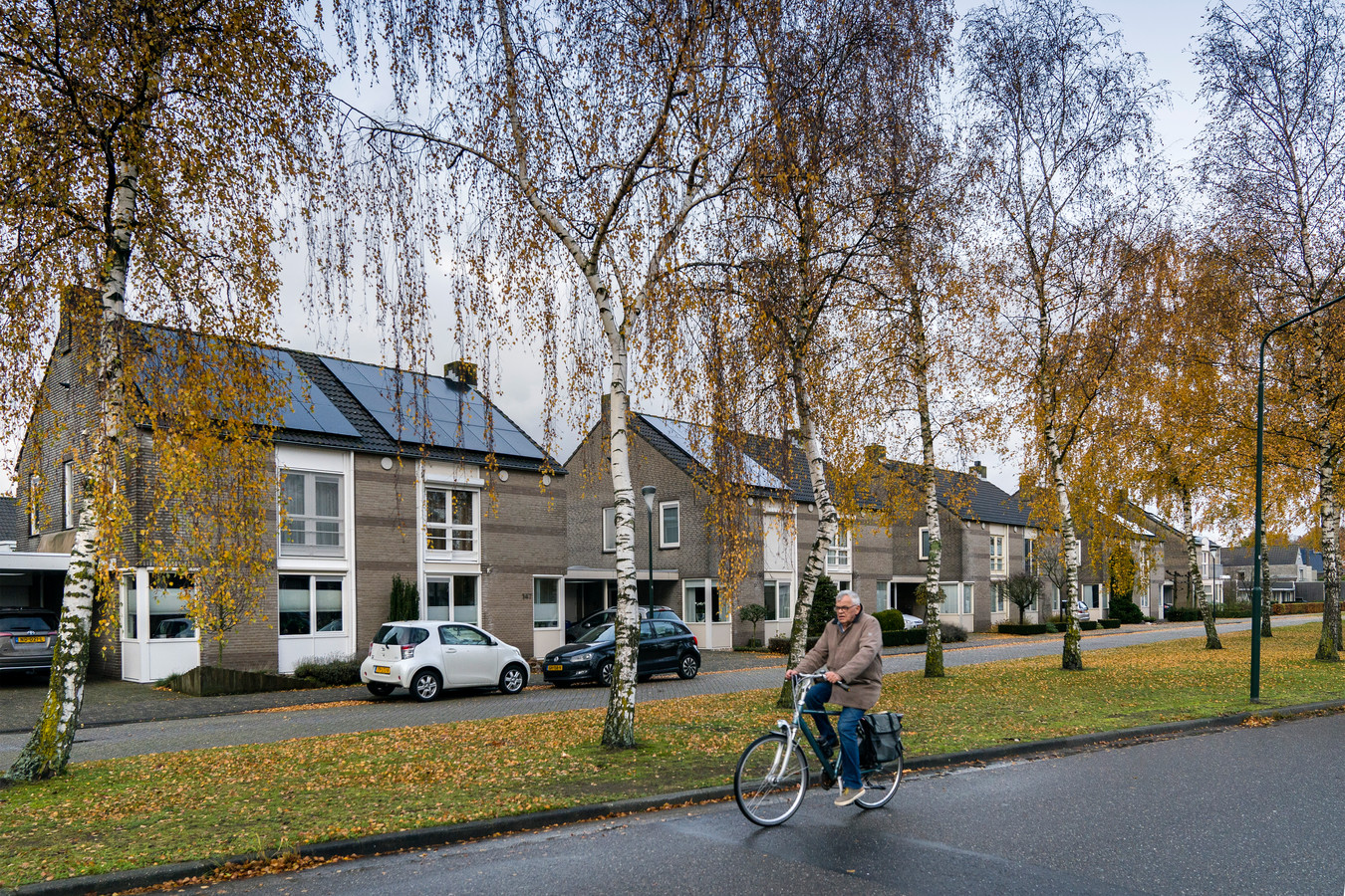 Kleinschalig zonnepanelen installeren, zoals hier op de Munsel in Boxtel, kan nog. Maar voor grote projecten ontbreekt de ruimte op het stroomnet.