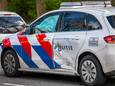 De politieauto reed zonder spoed.