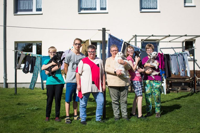 Pleegmoeders Christine (links) en Gundula met vier van hun vijf kinderen. Het gezin woont in Mecklenburg-Vorpommern, het kiesdistrict van Angela Merkel. Beeld Bas Bogaerts