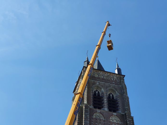 Het kraanbedrijf van Willy Van Dun uit Hoogstraten werd opgetrommeld om de mannen van Gebroeders Van De Sande uit Heuljte hun werk te kunnen laten doen aan de kerk van Sint-Lenaarts.