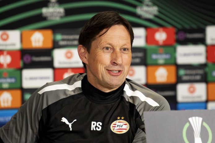 Roger Schmidt vindt dat PSV de kans in de Europa Conference League met beide handen moet aangrijpen.