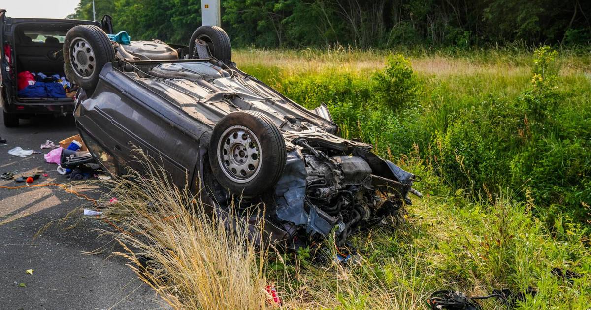 Auto op de kop door botsing in Zwiggelte, bestuurder gewond.