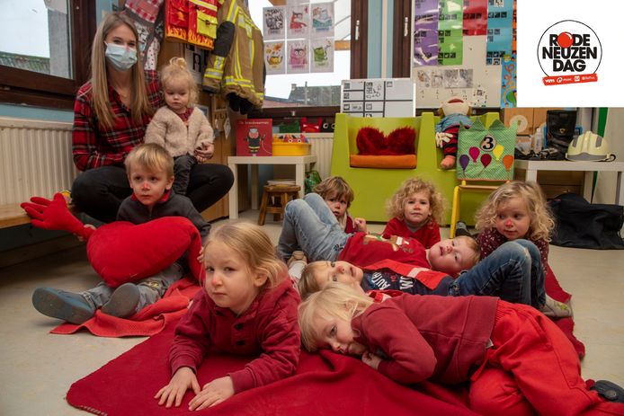 Iedereen rood, zelfs tijdens het snoozen in de kleuterklas, op Rode Neuzendag in de Leefschool van Oosterzele.
