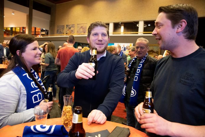 Davy Jansen (midden) van Bladel Transparant geniet van de uitslag. Links zijn zus Joyce, rechts Pascal van der Hulst. Ad Schoofs kijkt tussen Jansen en Van der Hulst toe.